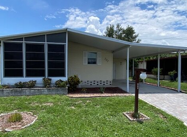 Updated Flooring Mobile Home For Sale in Country Lakes Village 1, Palmetto